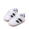 Sapatilhas de couro com sola macia para recém-nascidos, primeiro andador antiderrapante, sapatos infantis casuais, bebês meninos e meninas, novos para primavera e outono