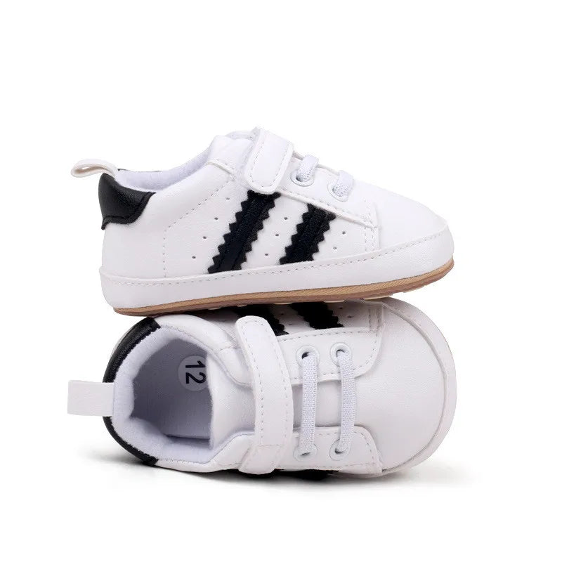 Sapatilhas de couro com sola macia para recém-nascidos, primeiro andador antiderrapante, sapatos infantis casuais, bebês meninos e meninas, novos para primavera e outono