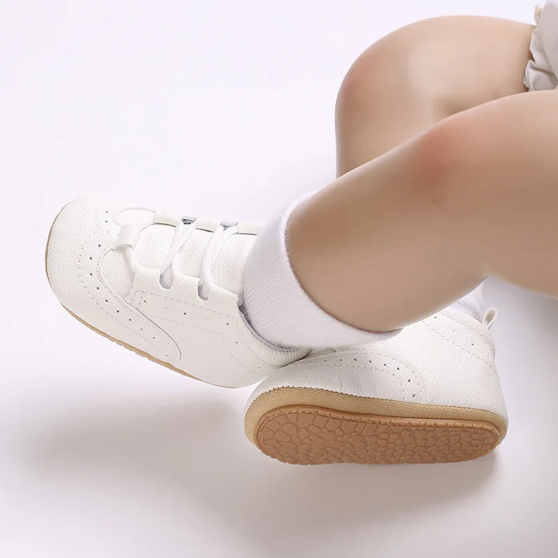 Clássico sapatos de bebê recém-nascido branco sapatos casuais meninos meninas sapatos moda tênis sola macia antiderrapante sapatos da criança primeiros caminhantes